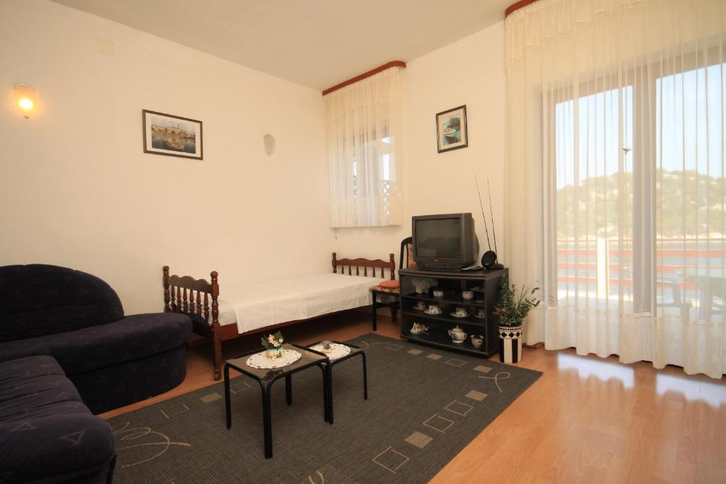 TV a/nebo společenská místnost v ubytování Apartments by the sea Zaklopatica, Lastovo - 8347