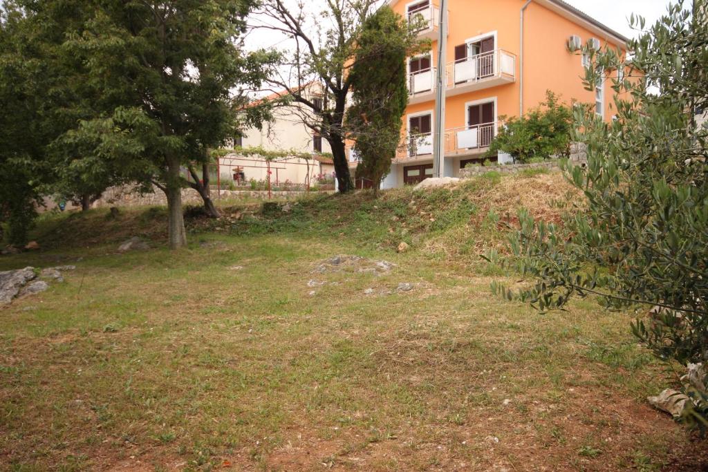 Vonkajšia záhrada v ubytovaní Apartments with a parking space Nerezine, Losinj - 7961