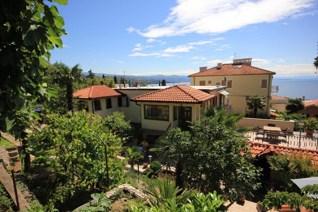 widok na dom z ogrodu w obiekcie Apartments with a parking space Opatija - 7861 w mieście Opatija