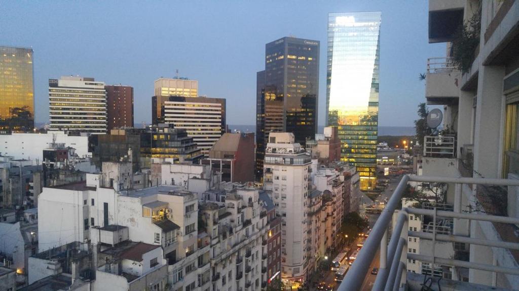 Blick auf eine Stadt in der Nacht mit Gebäuden in der Unterkunft Super Centrico Espectaculares Vistas in Buenos Aires