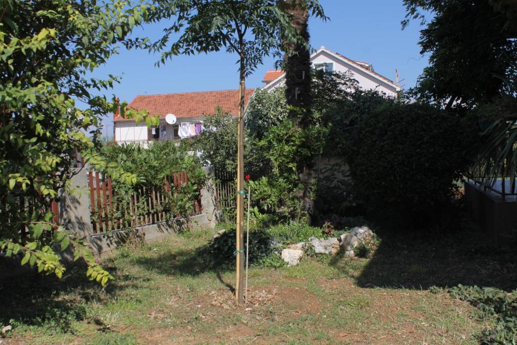 Vonkajšia záhrada v ubytovaní Apartments by the sea Kraj, Pasman - 333