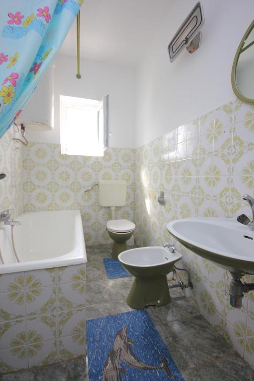 Kúpeľňa v ubytovaní Apartments by the sea Kraj, Pasman - 333