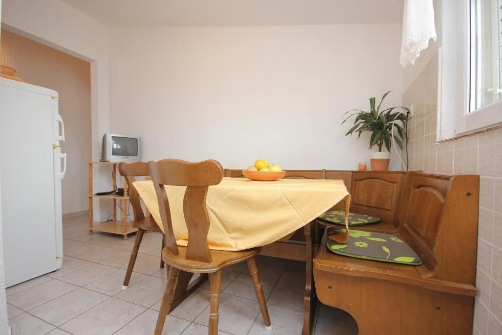 Televízia a/alebo spoločenská miestnosť v ubytovaní Apartments by the sea Kraj, Pasman - 333