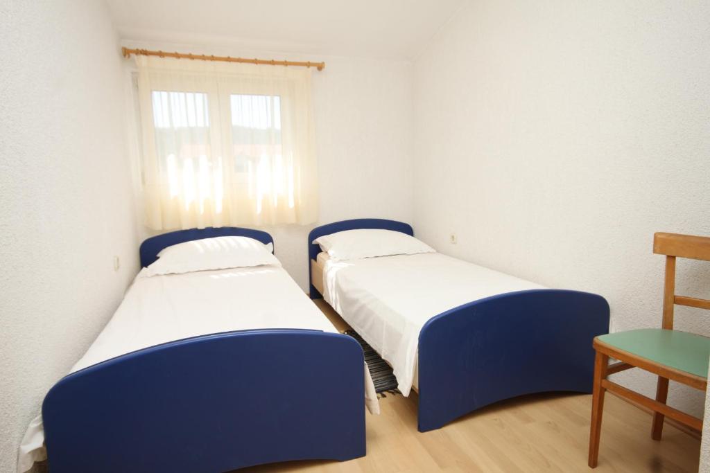 Posteľ alebo postele v izbe v ubytovaní Apartments by the sea Kraj, Pasman - 333