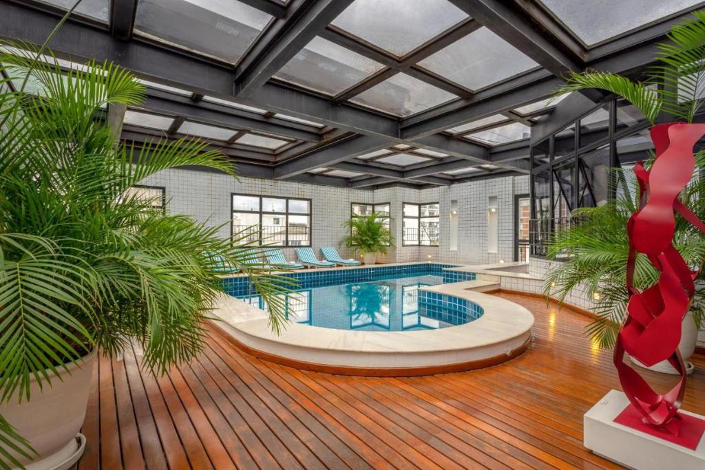 einen Pool in einem Zimmer mit Pflanzen und einer Decke in der Unterkunft 103 - Rentaqui - Flat Apartamento Opera Confort no Jardins in São Paulo