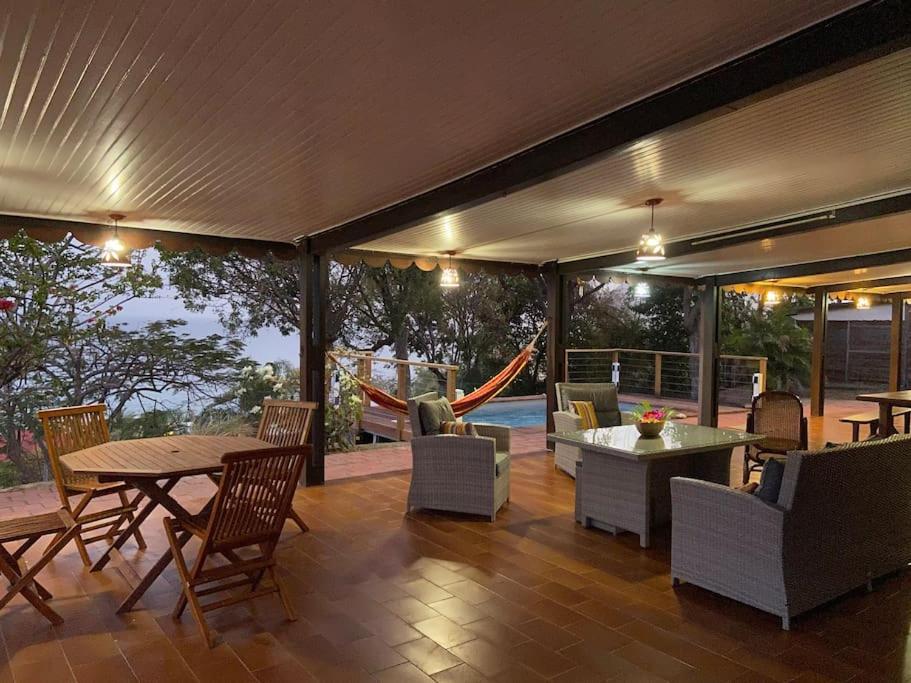 Posezení v ubytování Le Caillou *** Belle villa, 4 chambres, piscine, vue mer ***