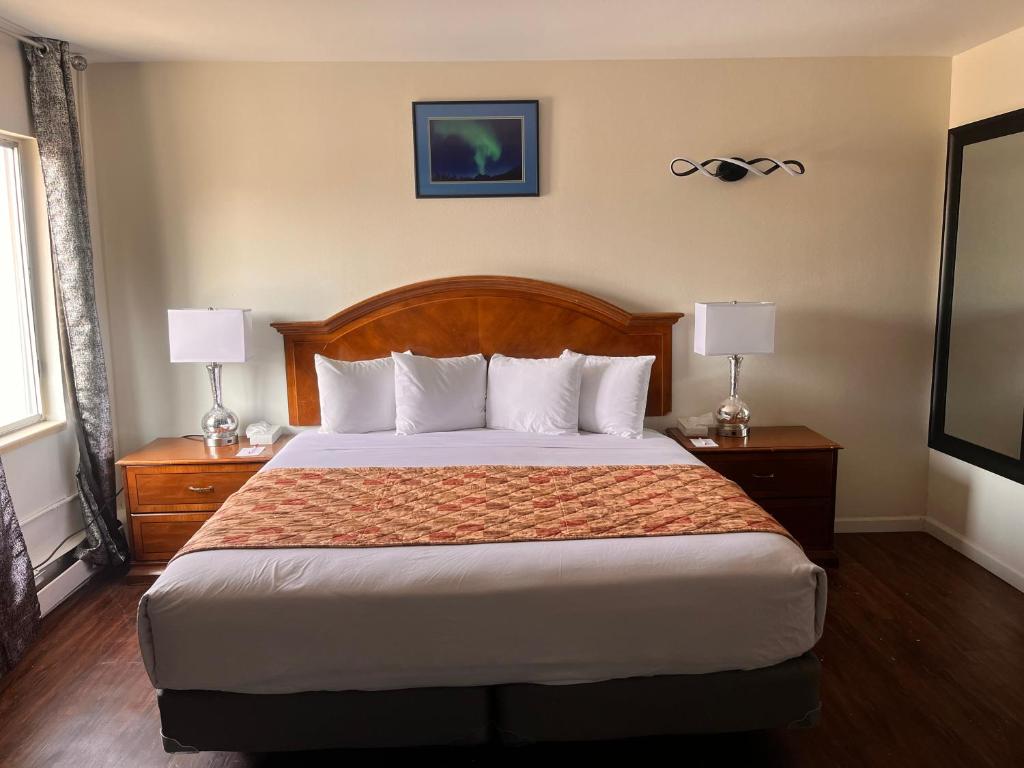 Postel nebo postele na pokoji v ubytování Ramada by Wyndham Anchorage