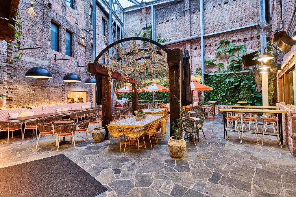 um restaurante com mesas e cadeiras num edifício em The Lucky Hotel em Newcastle