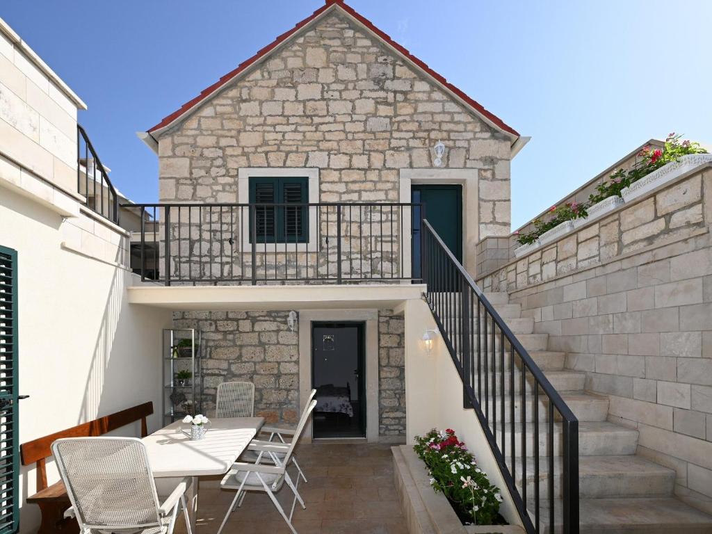 a patio with a table and chairs in front of a building at House Palma in Selca