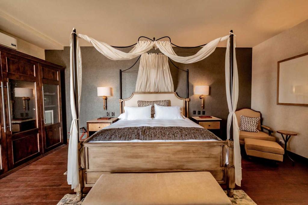 Postel nebo postele na pokoji v ubytování Casa Raíces Hotel Luxury & Viñedo