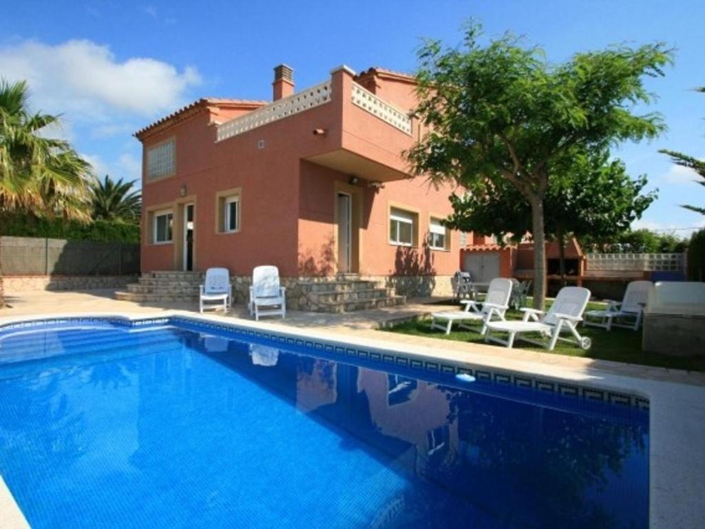 Villa con piscina frente a una casa en Villa L'Ametlla de Mar, 5 pièces, 8 personnes - HISP-217-7, en L'Ametlla de Mar