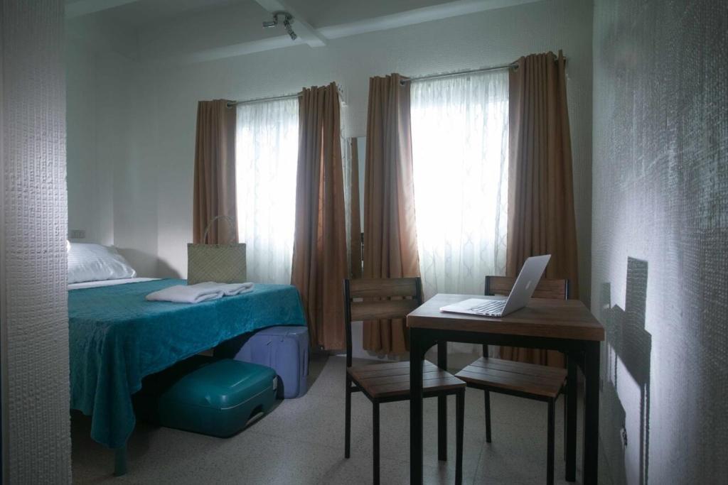 Postel nebo postele na pokoji v ubytování 1001 Nights Boutique Inn