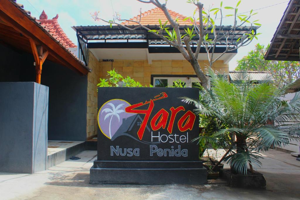 una señal para un hotel frente a un edificio en Tara hostel, en Nusa Penida