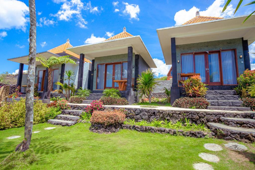 a house with a lawn in front of it at Break Villa Kintamani by ecommerceloka in Kintamani