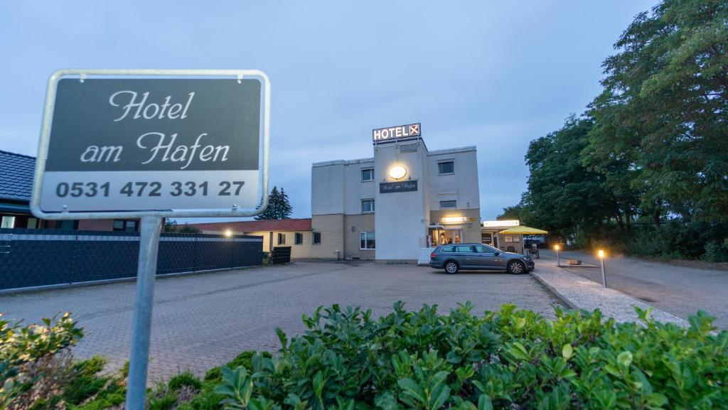 una señal frente a un edificio con coche en Hotel am Hafen en Brunswick