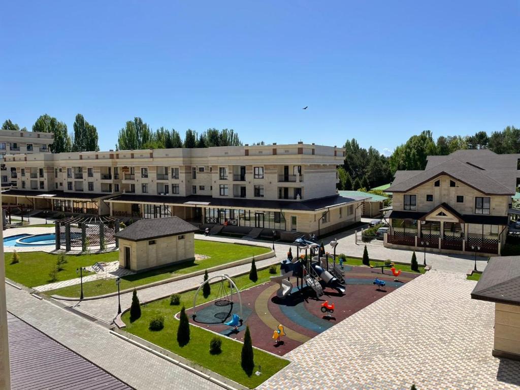 ein großes Gebäude mit einem Innenhof mit einem Brunnen in der Unterkunft Raduga Issyk kul - Радуга Иссык куль in Chon-Sary-Oy