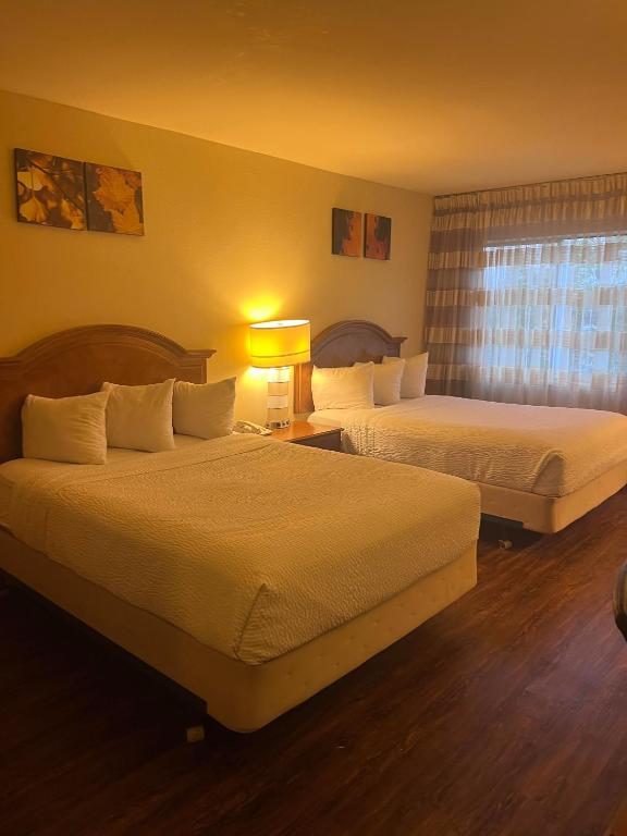 Postel nebo postele na pokoji v ubytování Ramada by Wyndham Anchorage