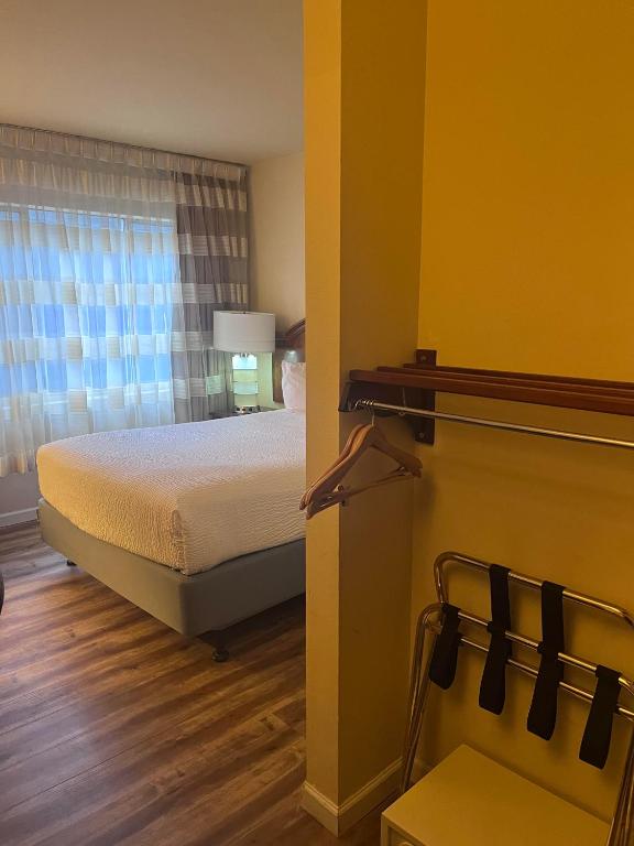 Postel nebo postele na pokoji v ubytování Ramada by Wyndham Anchorage