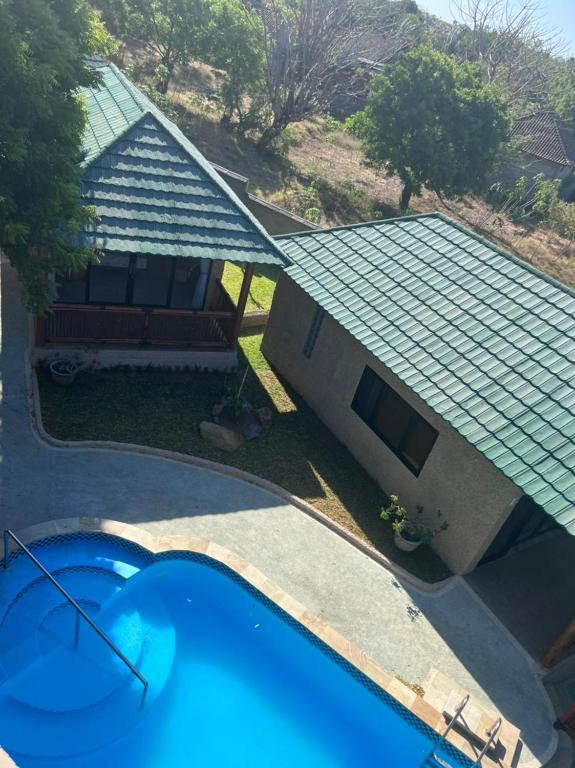 Bazén v ubytování Lunar Dive Resort: Bamboo Villas nebo v jeho okolí