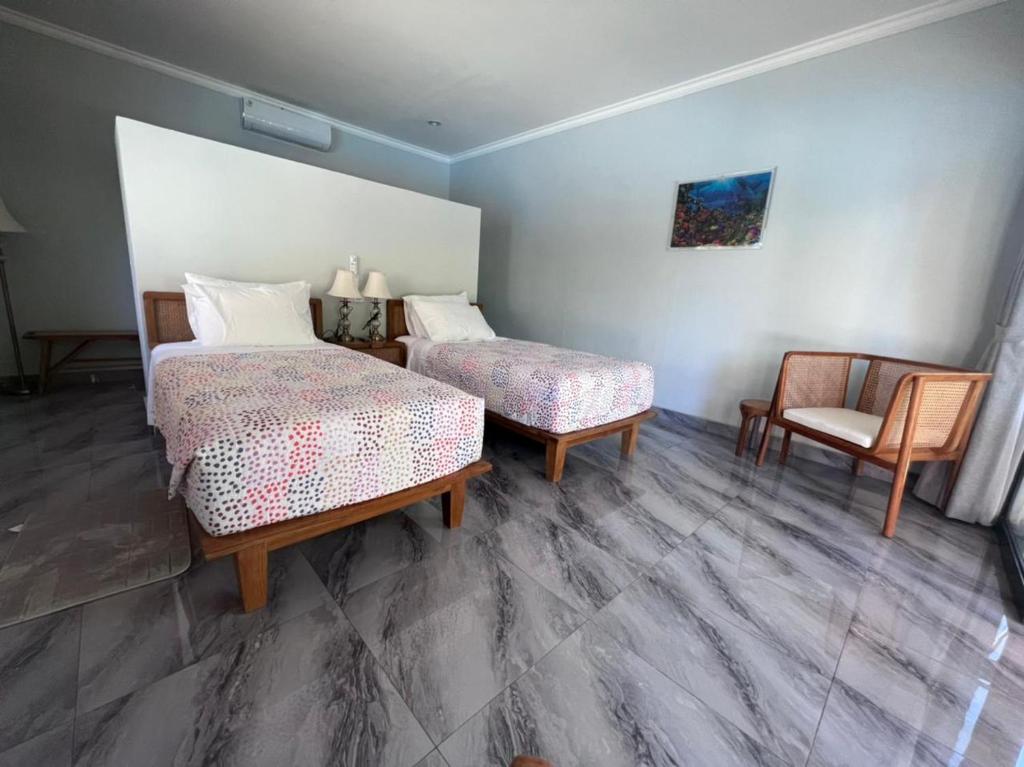 Postel nebo postele na pokoji v ubytování Lunar Dive Resort: Bamboo Villas