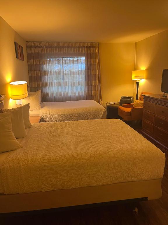 Postel nebo postele na pokoji v ubytování Ramada by Wyndham Anchorage