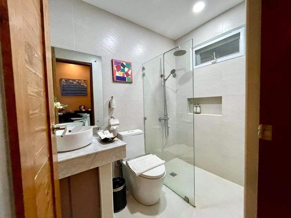 y baño con aseo, lavabo y ducha. en Ciabel Hotel and Fitness Center en San Juan
