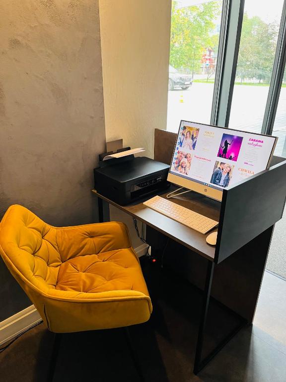 Televízia a/alebo spoločenská miestnosť v ubytovaní Hotel Alpin