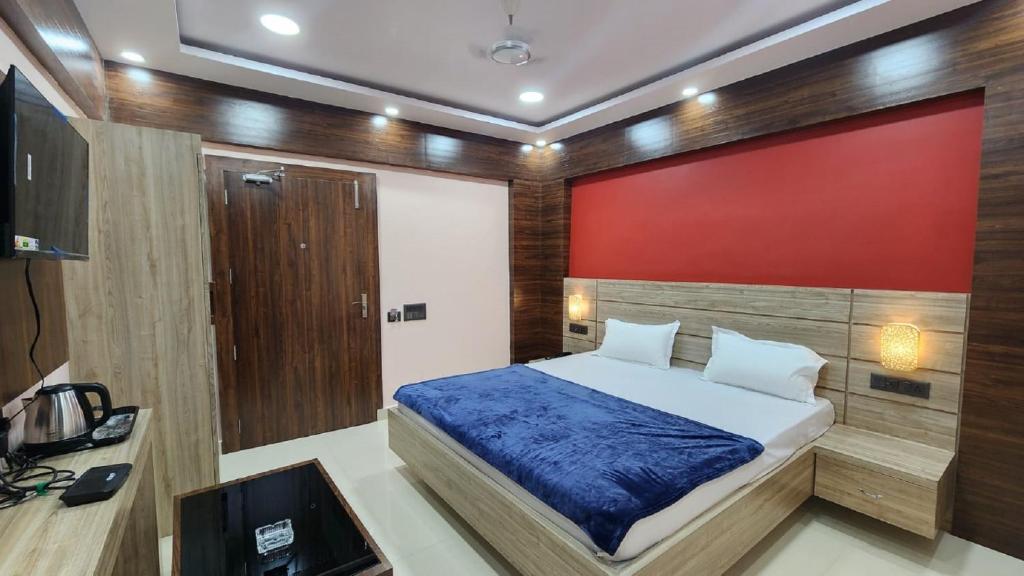 Krevet ili kreveti u jedinici u okviru objekta STAYMAKER Hotel Bhagwan - Only Indian Citizens Allowed