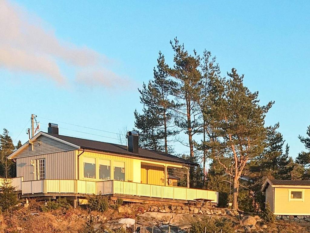 ein Haus auf einem Hügel mit Bäumen in der Unterkunft Holiday home Berg I Østfold in Dale