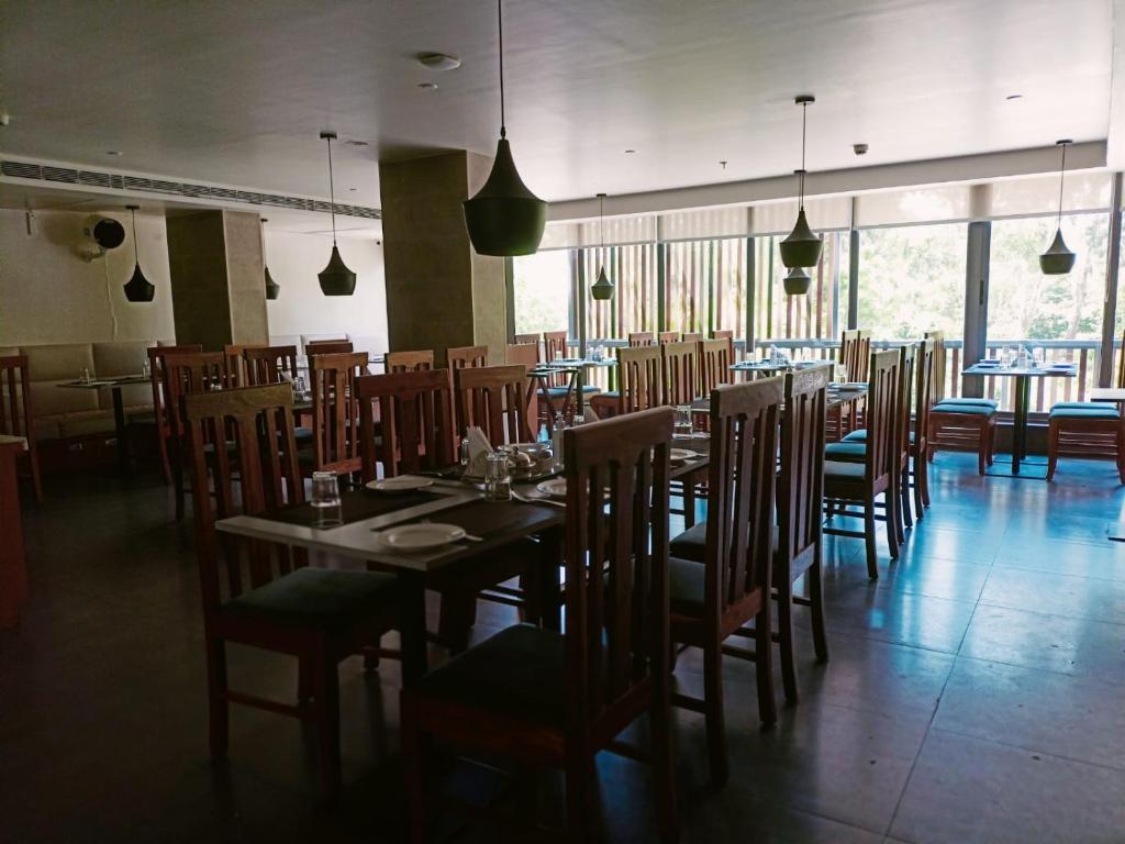 Restaurace v ubytování Abhyagama Hotel