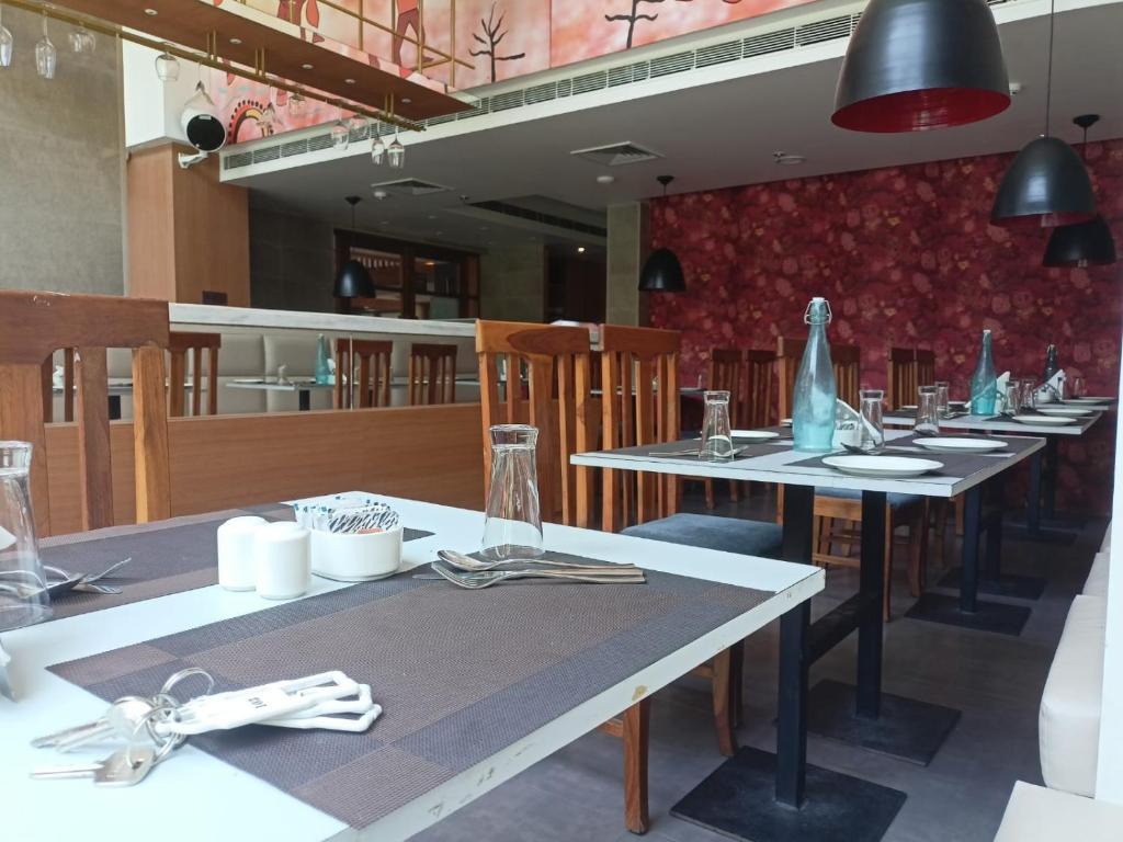 Restaurace v ubytování Abhyagama Hotel