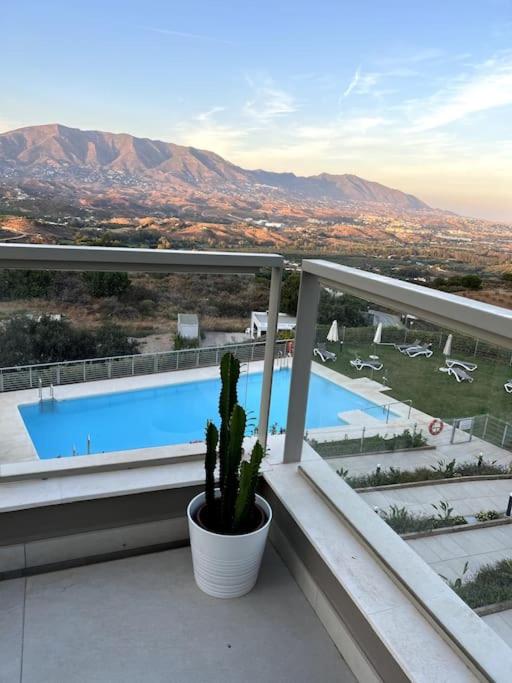 Basen w obiekcie Luxury penthouse with sea view in La Cala Golf Resort lub w pobliżu