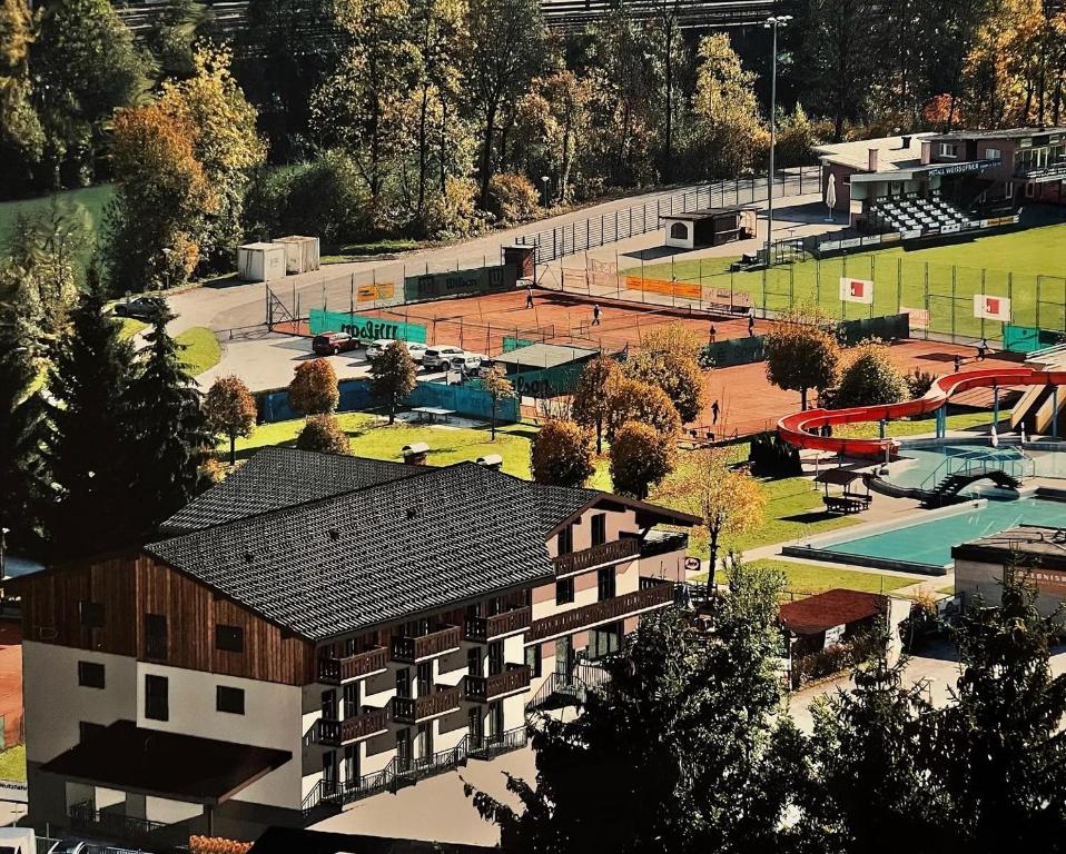 - une vue aérienne sur un parc avec une aire de jeux dans l'établissement Hotel Lercher, à Sankt Veit im Pongau