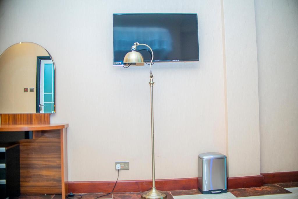 TV a/nebo společenská místnost v ubytování Hera Hotel Kampala