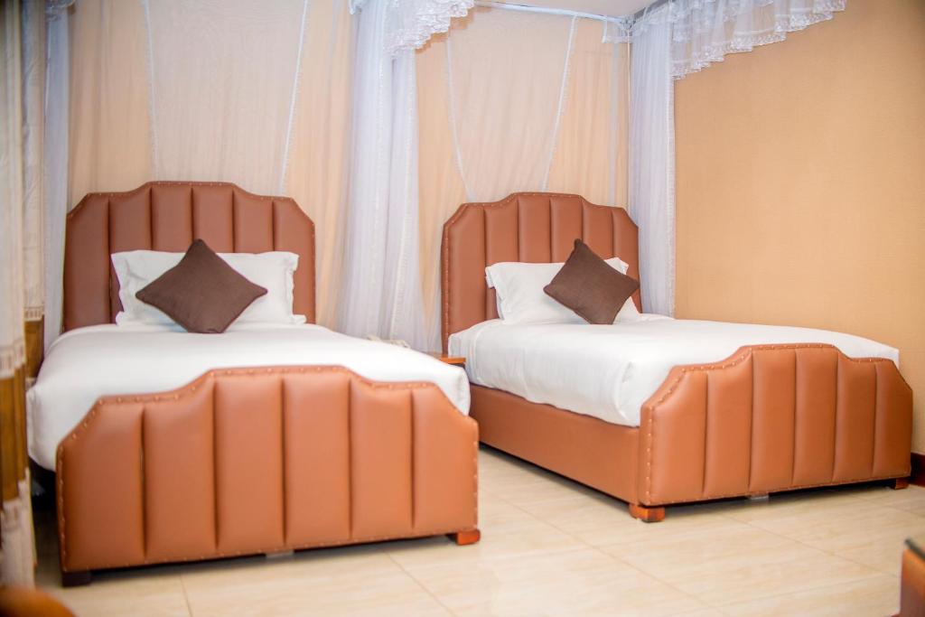Postel nebo postele na pokoji v ubytování Hera Hotel Kampala
