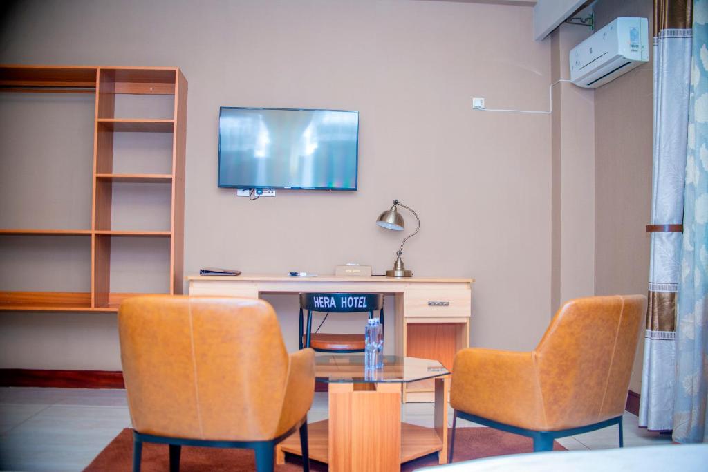 TV a/nebo společenská místnost v ubytování Hera Hotel Kampala