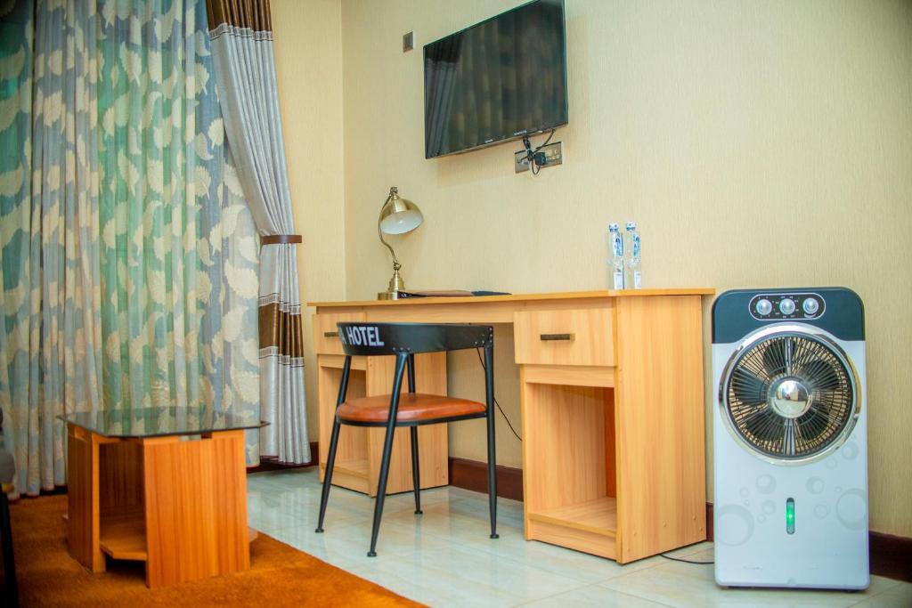 TV a/nebo společenská místnost v ubytování Hera Hotel Kampala
