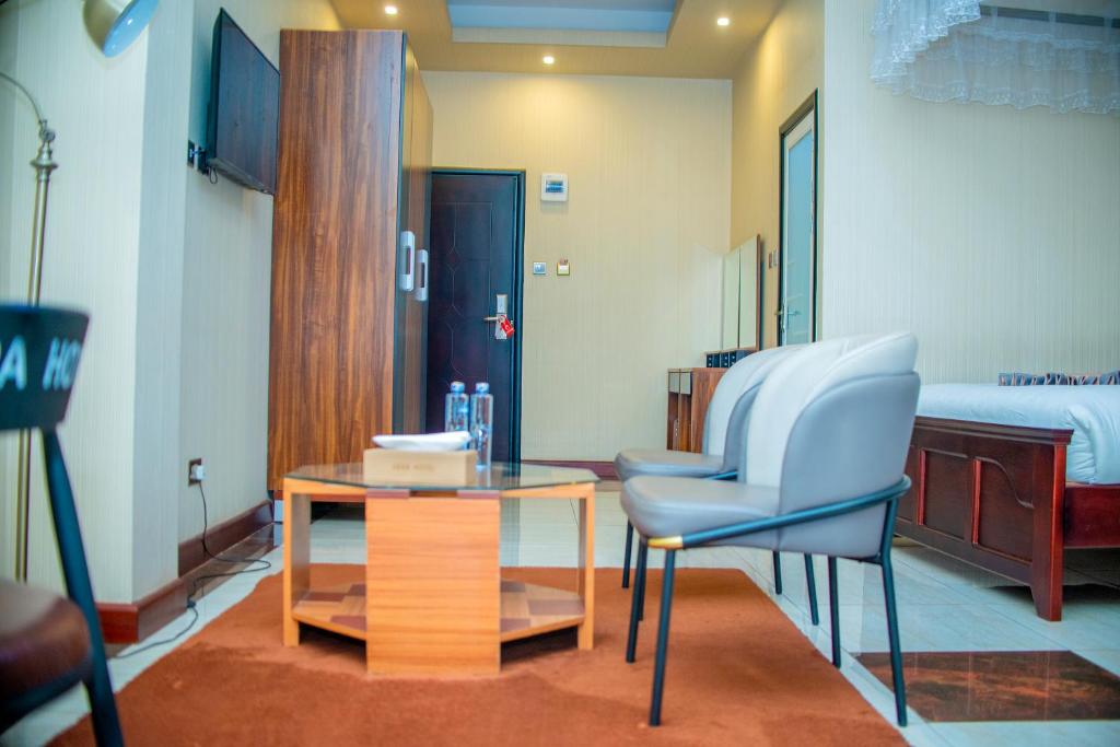 TV a/nebo společenská místnost v ubytování Hera Hotel Kampala