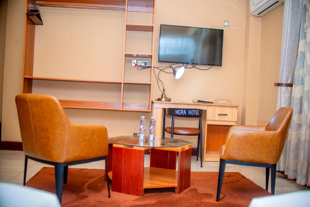 TV a/nebo společenská místnost v ubytování Hera Hotel Kampala