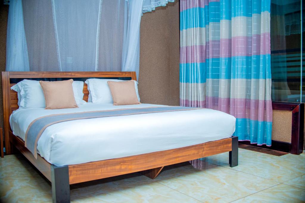 Postel nebo postele na pokoji v ubytování Hera Hotel Kampala