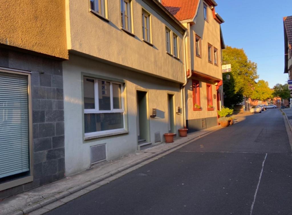 una calle vacía al lado de edificios en una calle de la ciudad en A.M.C. Ferienwohnung en Karlstadt