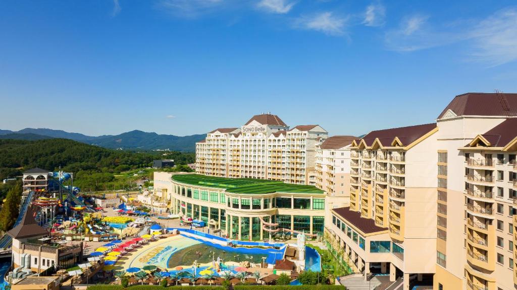 un complexe avec une piscine et un parc aquatique dans l'établissement Sono Belle Cheonan, à Cheonan