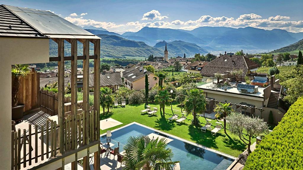 カルダーロにあるDas Panorama Designhotelの市街と山の景色を望むヴィラ