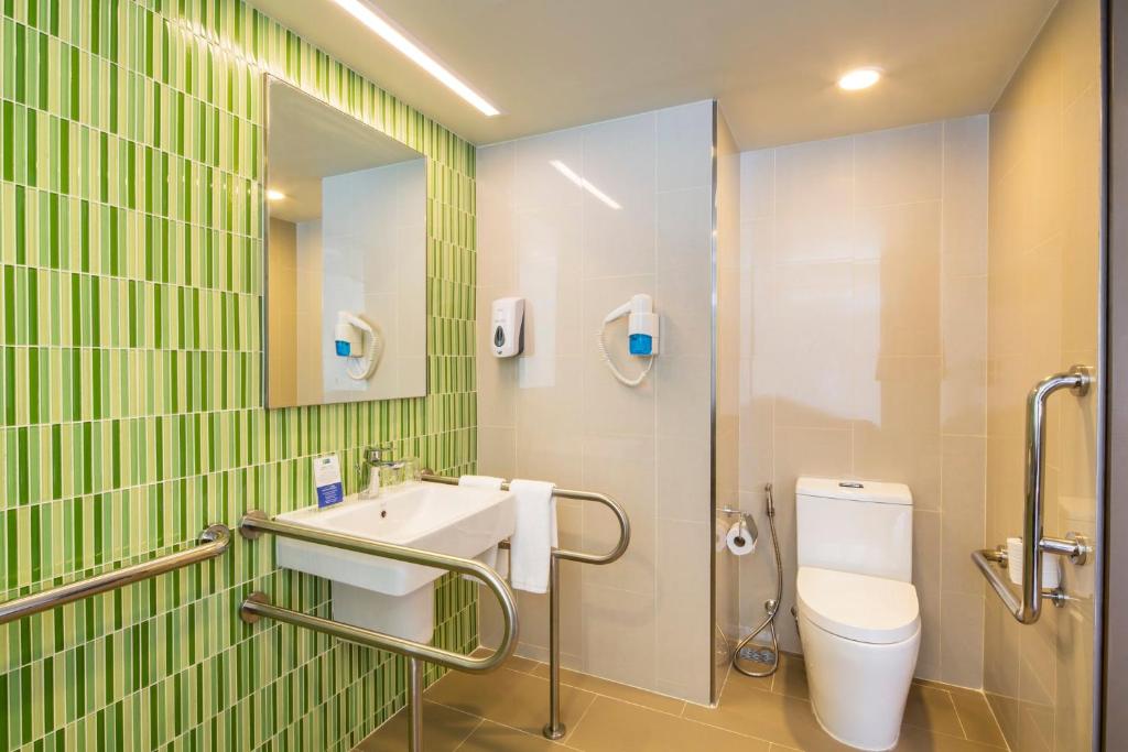 
Standard Queen Room with Balcony and Free Breakfast - Accessible
