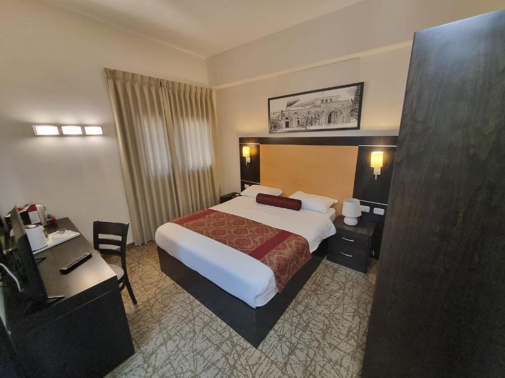 Postel nebo postele na pokoji v ubytování New Capitol Hotel - Jerusalem