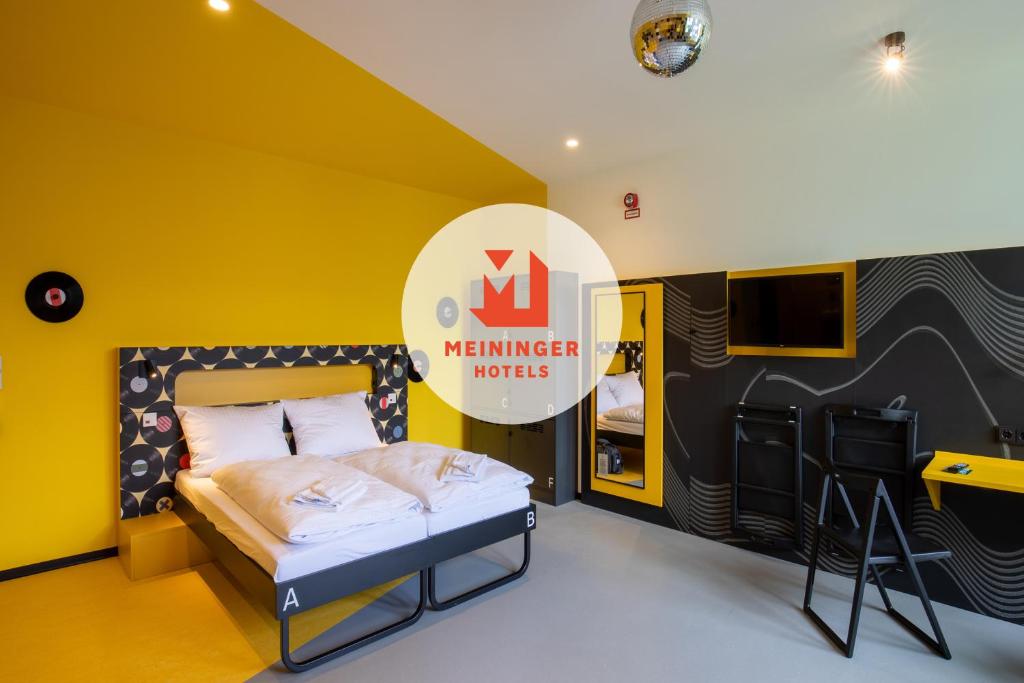 Кровать или кровати в номере MEININGER Hotel Dresden Zentrum