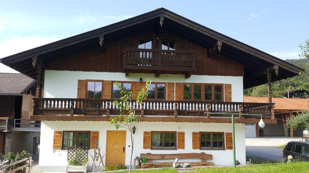 ein Haus mit Balkon darüber in der Unterkunft Maria Schnitzenbaumer in Fischbachau