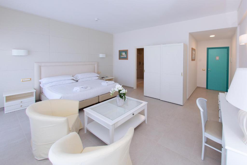 Postel nebo postele na pokoji v ubytování Hotel Numana Palace