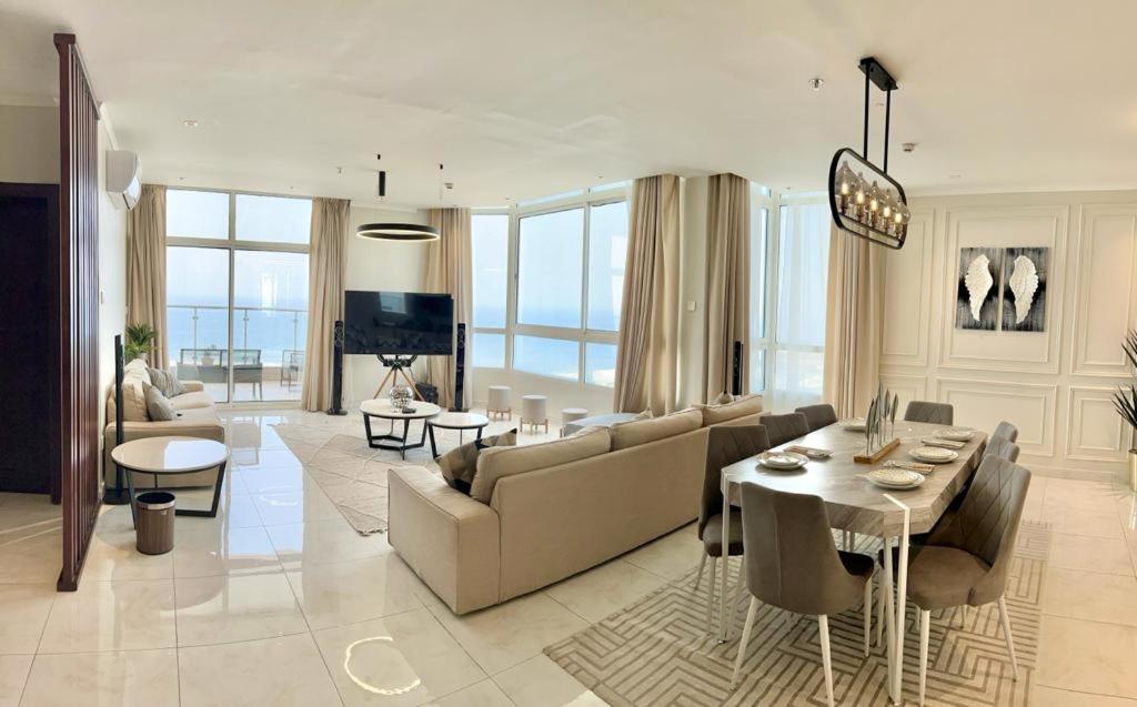 a living room with a couch and a table at شقة فاخرة vip مطلة على البحر برج المسارات in Jeddah