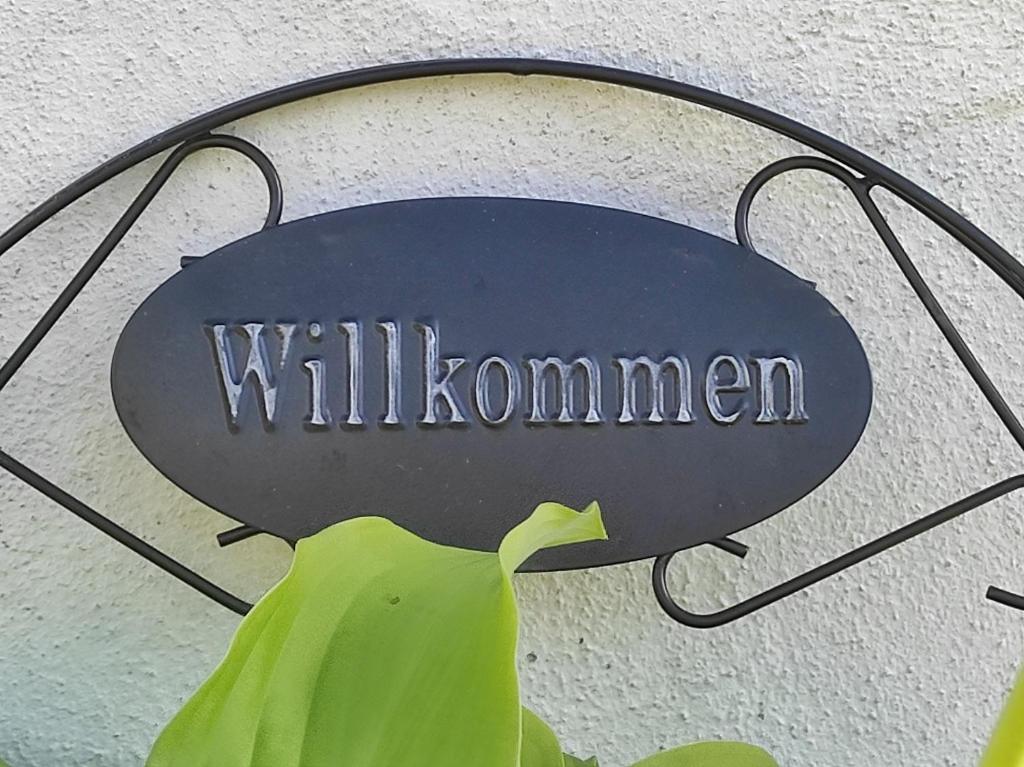 a sign with the word williamemen hanging on a wall at Ferienwohnung am Hof in Zwiefalten